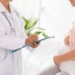 Беременная на приеме врача